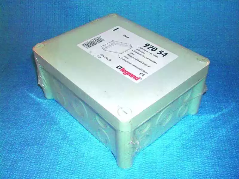 Boîte de dérivation carrée 105 x 105 x 55mm avec 9 entrées Livraison Express
