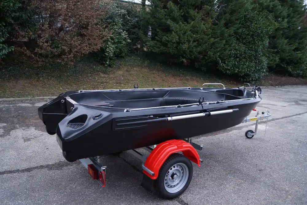 Paiement Sécurisé Modèle d‘Expo Barque Falco 360 Blacky + Remorque GT Grand Tourisme