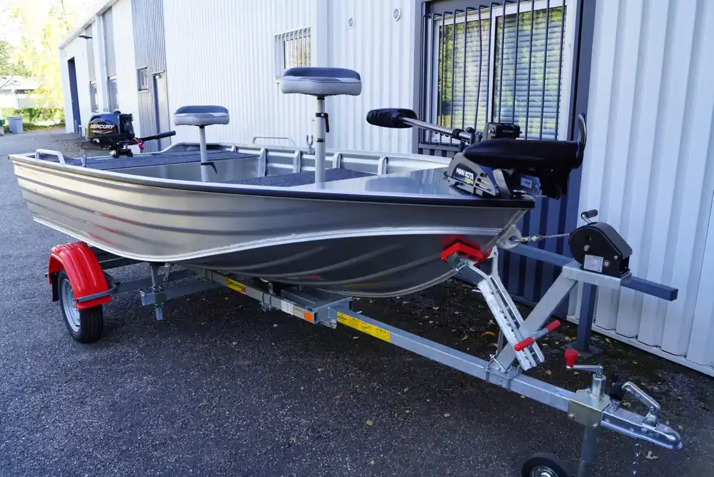 Prix Cassé Pack d‘Expo Barque Carnalu 4m + Remorque GT Basculante + Moteur Mercury 6cv 4t + Moteur Minn Kota Terrova 55 lbs + i pilot BT + 2 Sièges Bass Boat